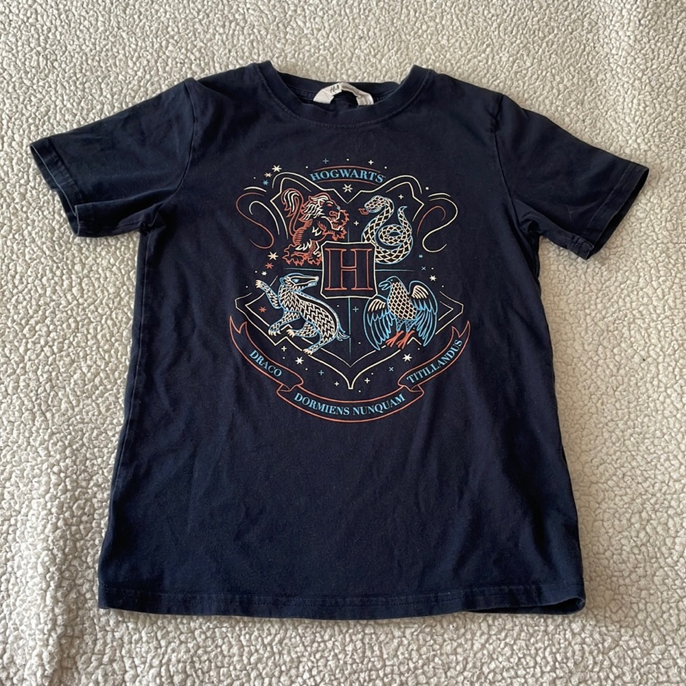 H&M Harry Potter Hogwarts tshirt